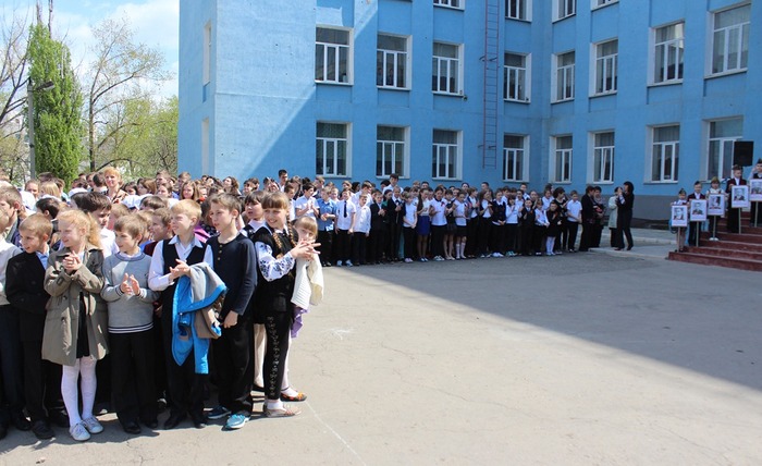 Вручение бюстов великих людей России школе №5 в рамках международного автомарша "Звезда нашей Великой Победы", Луганск, 20 апреля 2016 года