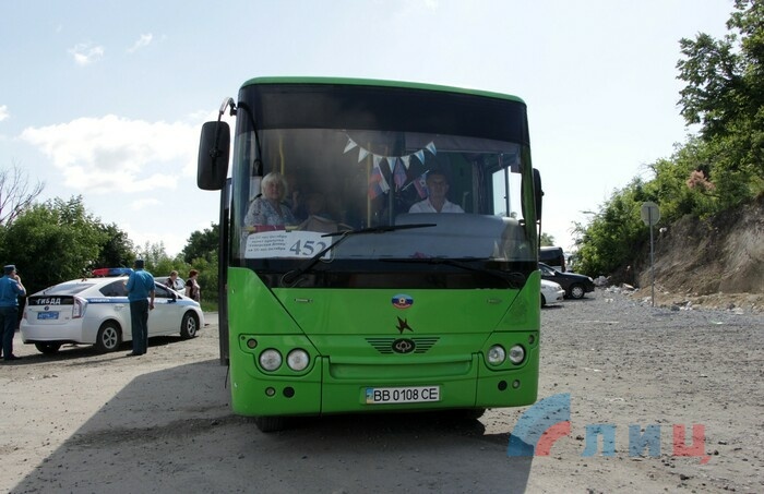 Открытие социального маршрута до КПП в районе Станицы, Луганск, 16 июня 2017 года
