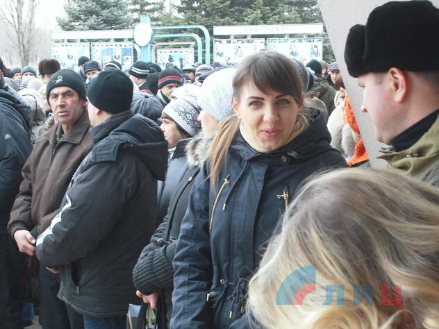 Более 500 жителей Стаханова требуют национализации вагоностроительного завода, 31 марта 2015 года