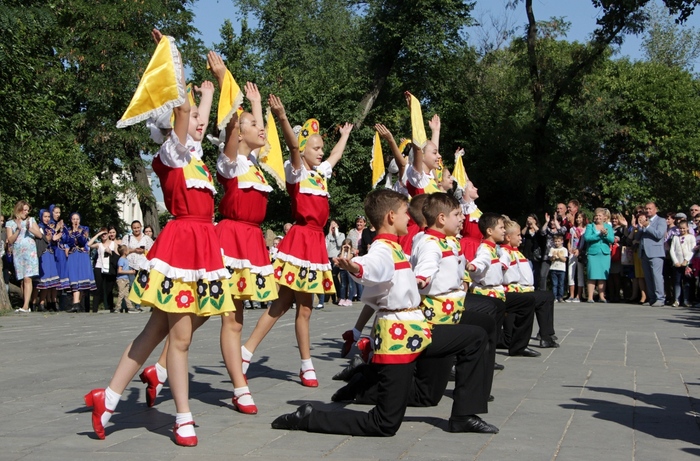 Детские творческие коллективы поздравили луганчан с Днем города, Луганск, 9 сентября 2017 года