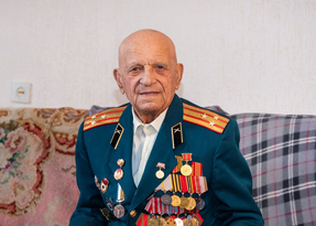 Власти ЛНР в День защитника Отечества поздравили с 98-летием ветерана Павла Кутового