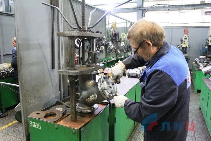 Проверка соблюдения техники безопасности на заводе "Маршал", Луганск, 11 октября 2016 года