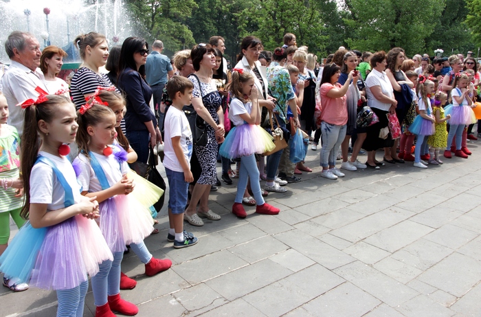 Развлекательная программа "Детское нашествие", посвященная Международному дню защиты детей, Луганск, 1 июня 2017 года