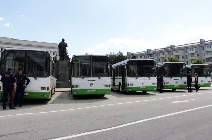 Передача Республике автобусов в качестве гумпомощи от правительства Ростова-на-Дону, Луганск, 26 мая 2017 года