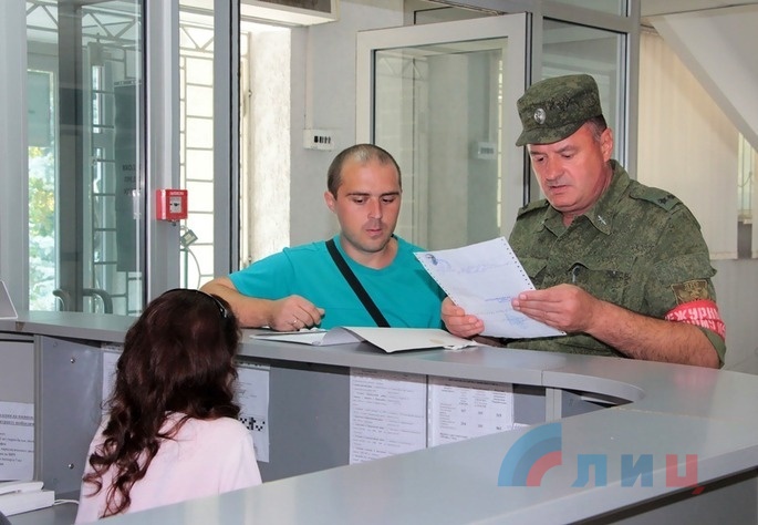 Прием желающих проходить службу в Народной милиции ЛНР в Республиканском военкомате, Луганск, 8 сентября 2016 года