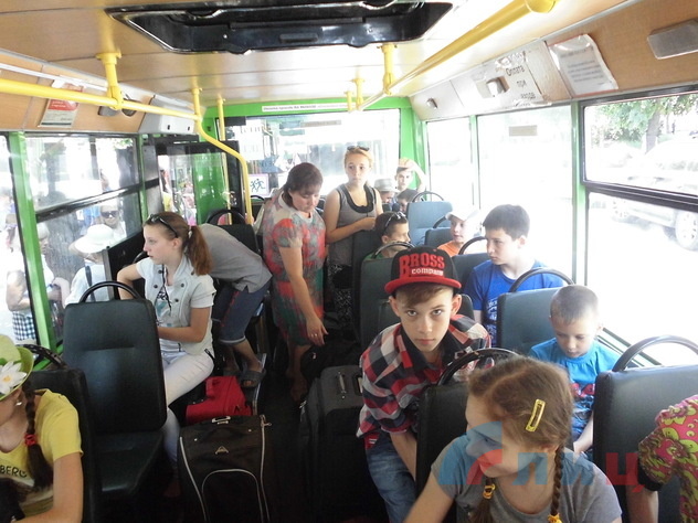 Отправка детей ЛНР на отдых в первую смену в оздоровительные лагеря Крыма, Луганск, 19 июня 2015 года