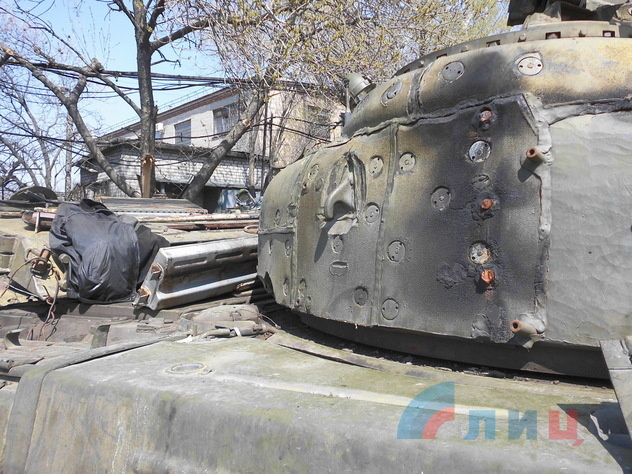 Восстановление захваченной под Дебальцево бронетехники ВСУ, Луганск, 25 апреля 2015 года.