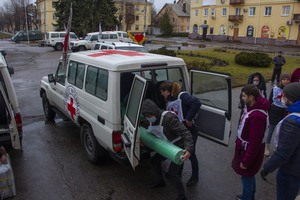 LPR Red Cross delivers construction materials, food, medications to Schastye