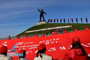 Участники марша развернули 200-метровые Знамена Победы в Луганске и у памятника "Комбат"