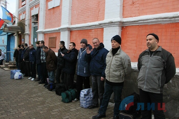 Отправка удерживающихся в ЛНР украинских участников конфликта в Донбассе к месту обмена пленными, Луганск, 27 декабря 2017 года