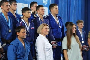 Титулованные российские спортсмены посетили соревнования по дзюдо в Луганске – МКСМ