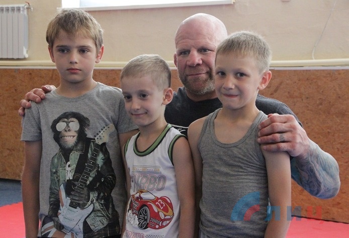 Встреча бойца смешанных единоборств Джеффа Монсона со спортсменами ЛНР, Луганск, 27 июня 2016 года