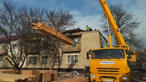 Алтайские строители восстанавливают двухэтажки в Славяносербске, поврежденные в ходе боев