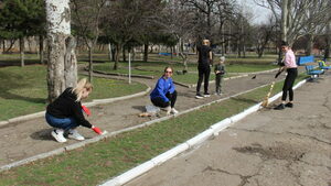 Активисты "Мира Луганщине" в ходе субботника навели порядок в луганском парке имени Щорса