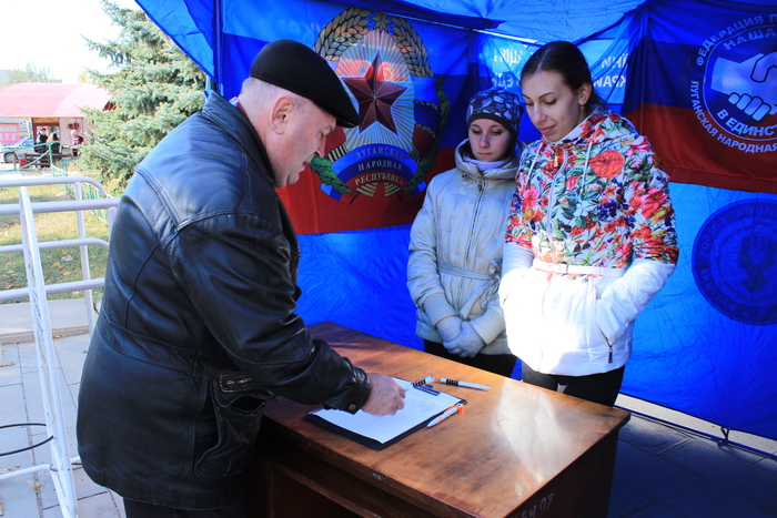 Сбор подписей под обращением к главе ЛНР об утверждении пенсионного возраста, Луганск, 13 октября 2015 года