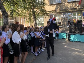 Министр образования поздравил с Днем знаний учащихся родной для него луганской школы № 37