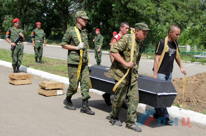 Церемония перезахоронения защитника Донбасса, погибшего в феврале 2015 года под Дебальцево, Луганск, 14 июля 2017 года