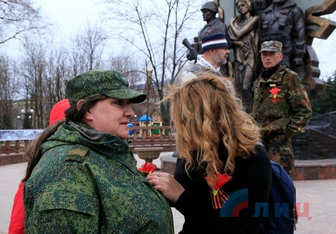 Акция "Молодой гвардии" в честь третьей годовщины взятия здания СБУ, Луганск, 6 апреля 2017 года