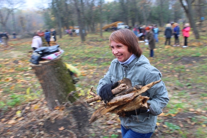 Субботник в парке имени Горького, Луганск, 20 октября 2017 года