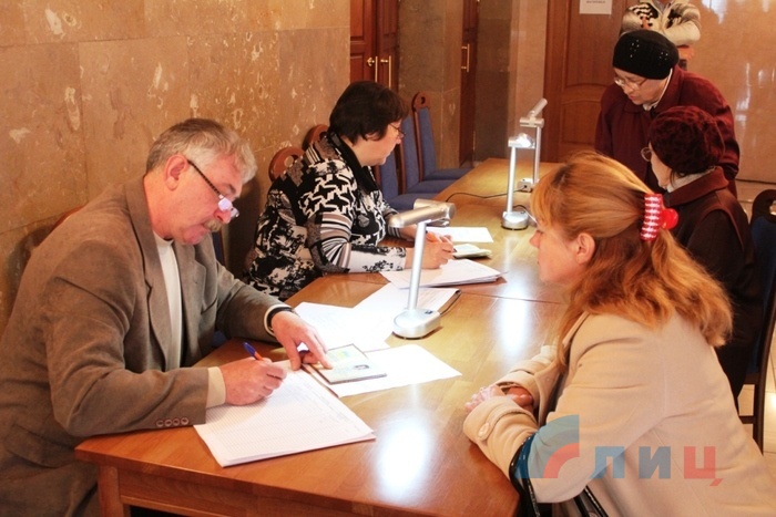 Голосование на избирательном участке №69, Луганск, 2 октября 2016 года
