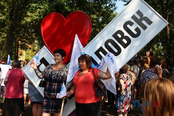 Глава ЛНР принимает участие в открытии детской площадки и сквера в Свердловске, 28 августа 2015 года