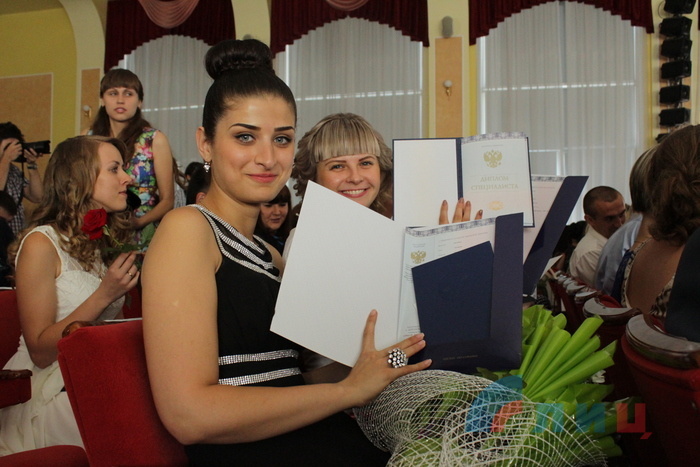 Вручение российских дипломов выпускникам ЛГМУ, Луганск, 10 июля 2015 года
