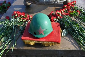 Калужане передали общественникам из ЛНР землю с мемориала "Безымянная высота"