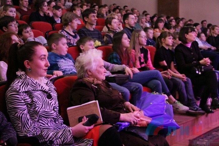 Гала-концерт победителей II детского фестиваля-конкурса "Розовый фламинго" в номинации "народное искусство", Луганск, 7 апреля 2017 года
