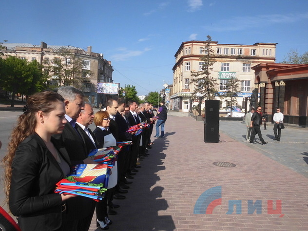 Передача Государственного флага ЛНР представителям городов и районов Республики, Луганск, 12 мая 2015 года