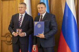 Пасечник наградил главу Республики Башкортостан медалью "За заслуги" I степени
