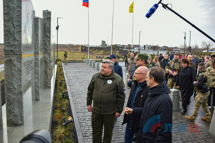 Открытие восстановленного после боевых действий памятника князю Игорю, Станица Луганская, 21 ноября 2022 года
