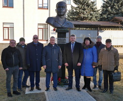 Мэрия Луганска и ОП ЛНР возложили цветы к бюсту Болотова в годовщину его смерти