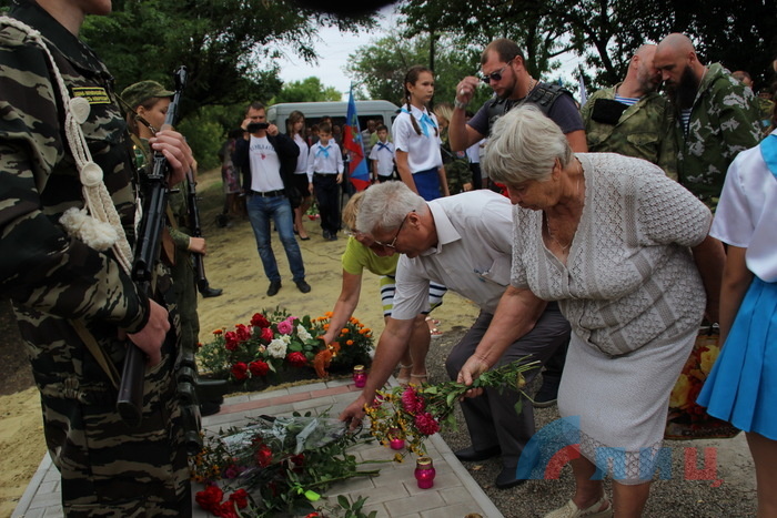 Открытие памятного знака танкистам, погибшим в бою с ВСУ в августе 2014 года, Новосветловка, 26 августа 2016 года