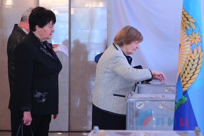 Предварительное общественное голосование на избирательном участке № 69, Луганск, 2 октября 2016 года