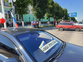 Участники флешмоба в честь Дня РФ выстроили в Луганске из машин надпись "Мы – Россия"