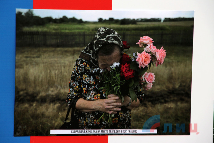 Фотовыставка памяти жертв крушения малазийского "Боинга", Луганск, 17 июля 2018 года