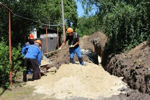 Иркутские специалисты ремонтируют дорожное полотно на одной из улиц Кировска