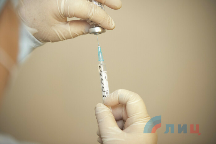Вакцинация российской вакциной Sputnik Ligh в городской поликлинике № 10, Луганск, 2 декабря 2021 года