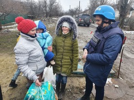 Телеканал RT при поддержке Народной милиции ЛНР доставил гумпомощь жителям села Долгое