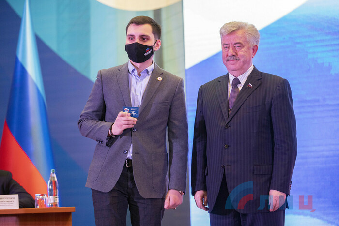 Вручение первых партийных билетов всероссийской политической партии "Единая Россия", Луганск, 30 ноября 2021 года