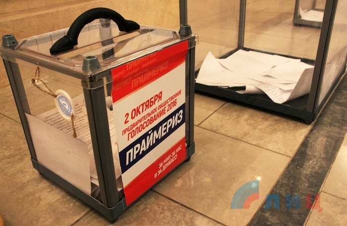 Вскрытие урн для голосования на дому и начало подсчета голосов на избирательном участке № 69, Луганск, 2 октября 2016 года