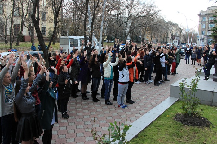 Флешмоб студентов ЛГАКИ, посвященный Всемирному дню молодежи, Луганск, 10 ноября 2016 года