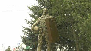 Памятник "Непокоренный Беркут" открылся в Луганске к 30-летию основания спецподразделения