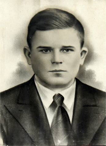 Коротков Анатолий Владимирович (1923 - 19??). Стрелок-связист. Пропал без вести в 1943 году в Севастополе.