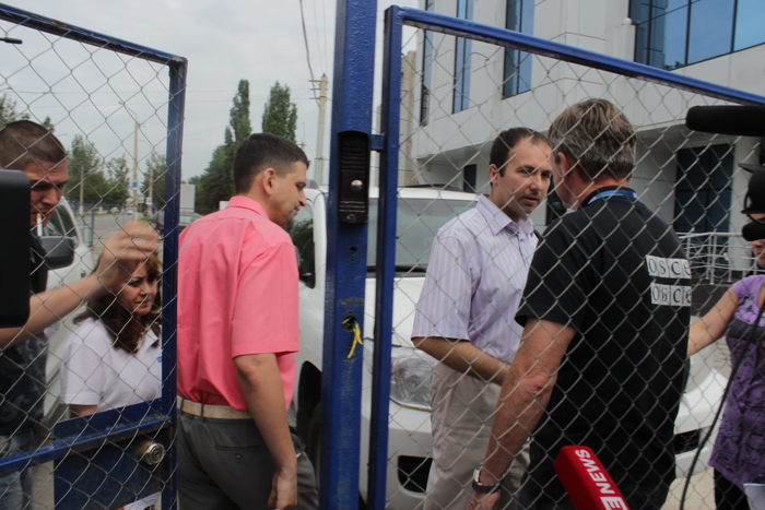 Молодежь Луганска призвала миссию ОБСЕ "снять розовые очки", Луганск, 20 июня 2015 года