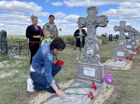 Общественники возложили цветы к могилам безымянных защитников ЛНР