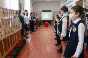 Общественники и учащиеся луганской школы № 23 почтили память героев "Молодой гвардии"