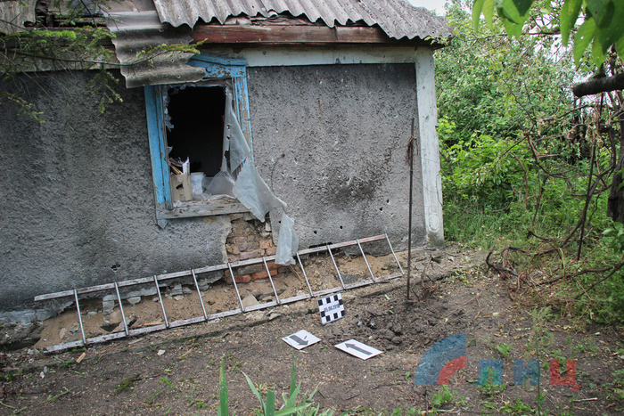 Последствия обстрела поселка Донецкий со стороны ВСУ, Кировск, 5 июня 2018 года