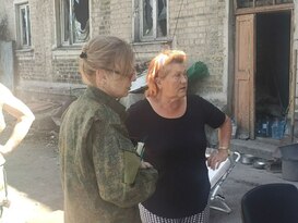Глава Кировска посетила Новотошковское и передала гумпомощь местным жителям