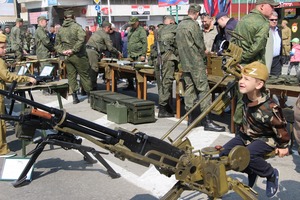 Народная милиция ЛНР в честь 9 Мая проводит в центре Луганска выставку военной техники